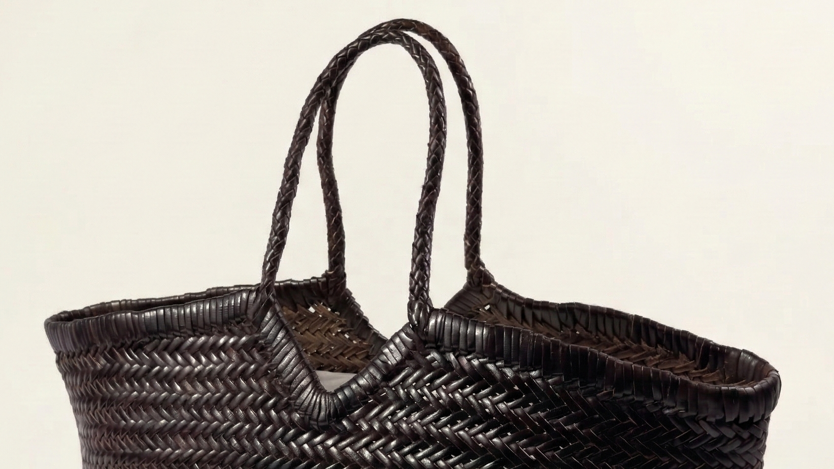 Handle of JHOLA CASSIA handcrafted woven leather tote