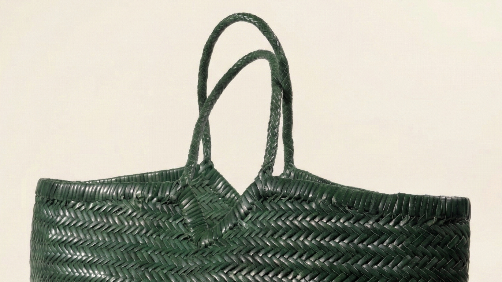 Close-up of the ELETTA full-grain leather weave and shoulder straps