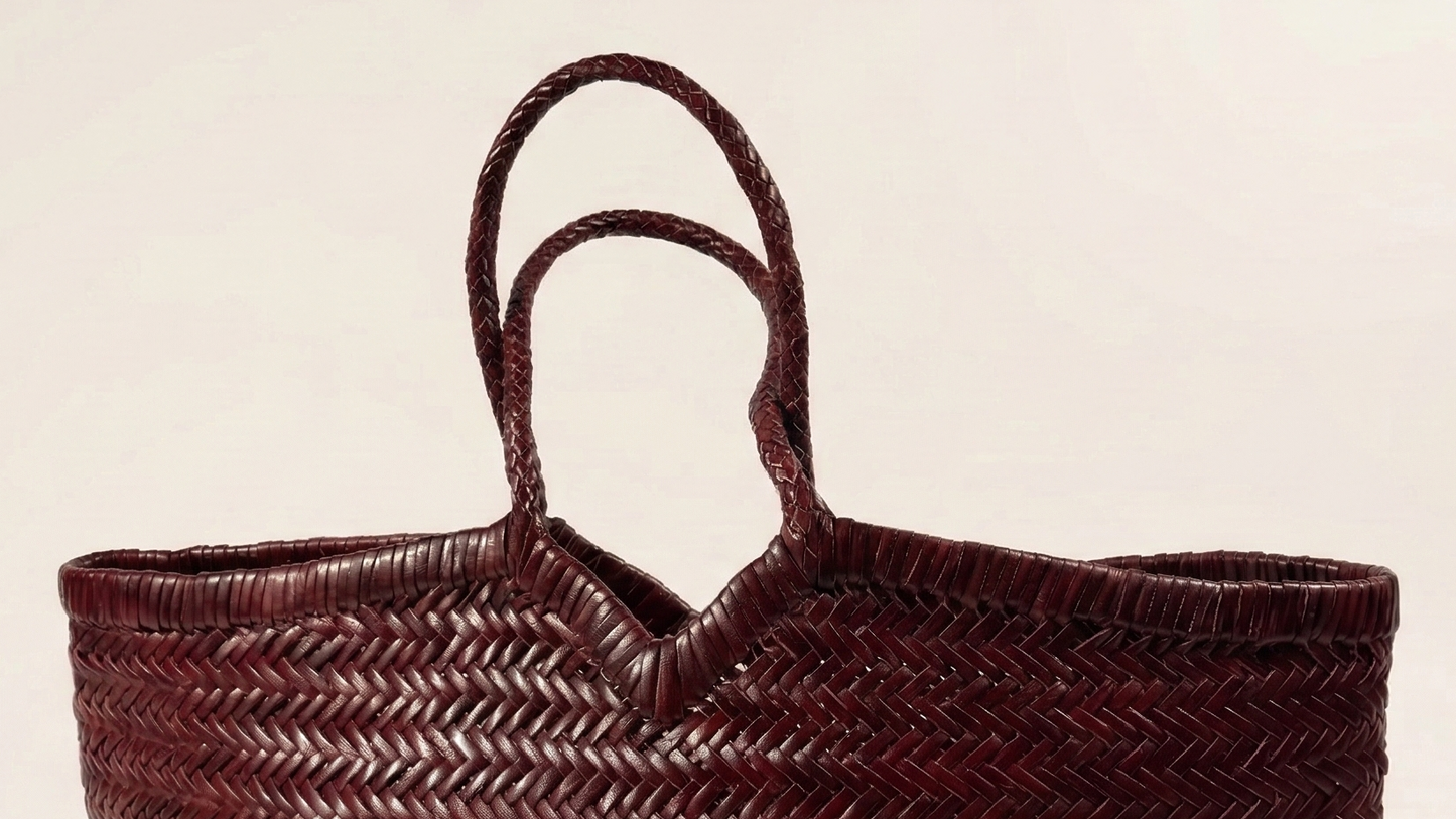 Close-up of the KAPSA full-grain leather weave and shoulder straps