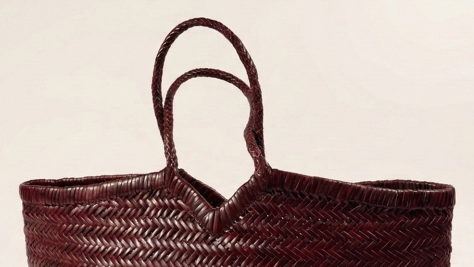 Close-up of the KAPSA full-grain leather weave and shoulder straps